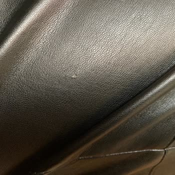 Mango Deri Pantolonda Döküntüler