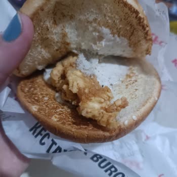 KFC Tavuk Burgerin İçine Tavuk Koymayı Unutmuş