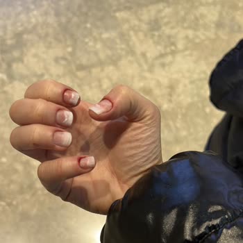 Eyüp Protez Tırnak Manikür Faciası, Tırnağım Dipten Kırıldı