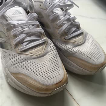 Boyner Ayakkabının Plastik Olan Yerleri Sarardı