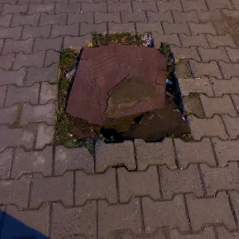 İBB - İstanbul Büyükşehir Belediyesi Rögar Kapağı Eksikliği Sebebiyle Ölüm/Kaza Riski