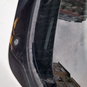 BMW Ön Cam Altı