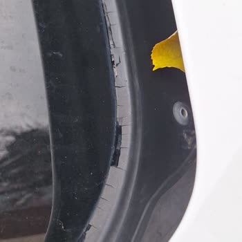 BMW Ön Cam Altı