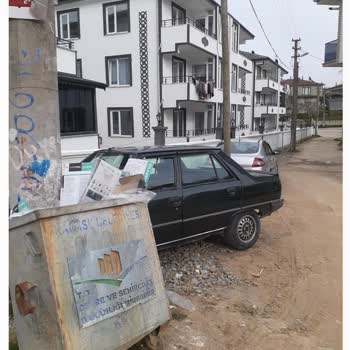 Türk Telekom Direği Sitemizin Önünde Araç Trafiğine Engel