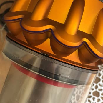 Dyson V15 Boyasının Soyulması