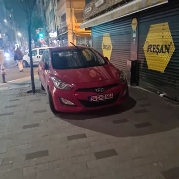 Şişli Belediyesi Yayaları Tehlikeye Atıyor