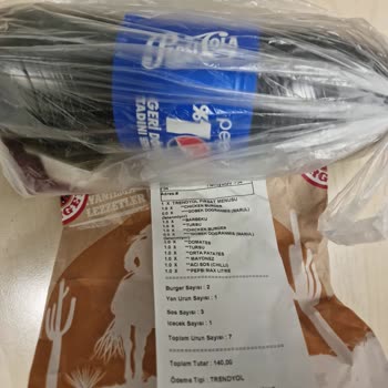 Saloon Burger'de Siparişlerin Kafalarına Göre Hazırlanması