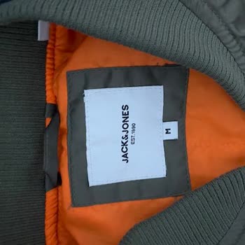 Jack & Jones Ceket Üzerinde Çıkan Lekeler İle İlgili.