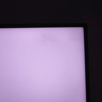 1 Aylık Vestel TV De Siyah Lekeler Oluştu.