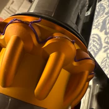 Dyson Süpürge V15 Toz Haznesi Koltuk Aparatı Ve Mor Çiçek Yeri