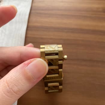 Burberry Morhipo Çakma Saat Satıyor. Kapandığı İçin İletişim Kuramıyorum.
