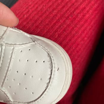 Zara'dan Aldığım Çocuk Ayakkabısının Derisi Soyuluyor