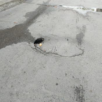 Bayraklı Belediyesi Yolda Göçük Oluştu, Gelen Yok