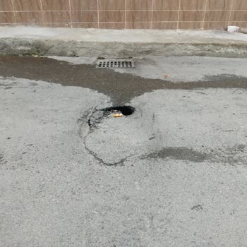 Bayraklı Belediyesi Yolda Göçük Oluştu, Gelen Yok