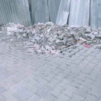 Bahçelievler Belediyesi Yolun Kayması Ve Çukura Arabalar Düşmesi!