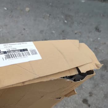 Aras Kargo Şirketinin Ürün Paketine Zarar Vermesi