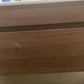 Vitra Dolap Kaplaması Beklenmedik Bir Şekilde Patlayarak Yırtıldı