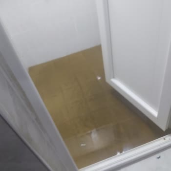 İzmir Büyükşehir Belediyesi Evimin Giderinden Rögar Suyu Geri Geliyor. Yoldaki Hat Tıkanık.