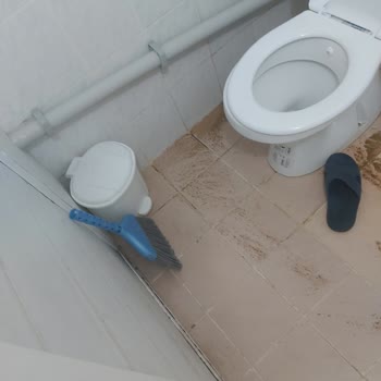 İzmir Büyükşehir Belediyesi Evimin Giderinden Rögar Suyu Geri Geliyor. Yoldaki Hat Tıkanık.