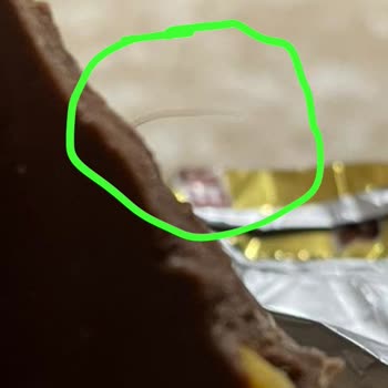 Ülker Marka Çikolatanın İçerisinden Kıl Çıktı