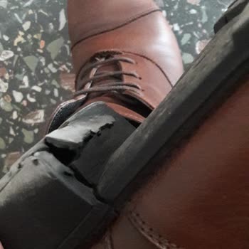 Lal Shoes Tam Bir Pişmanlıktır