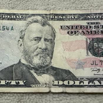 Küçükbakkalköy Hakan Döviz Yıpranmış Paralardan % 30 Kesinti Yapıyor!