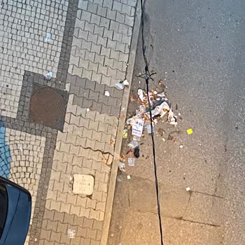 Kim Market Verdiği Rahatsızlık Ve Etrafa Atıkları Çöpler Hijyen