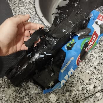 Tesla Plastik Çöp Poşetlerinin Paketinden Parçalanarak Çıkması