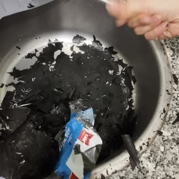 Tesla Plastik Çöp Poşetlerinin Paketinden Parçalanarak Çıkması