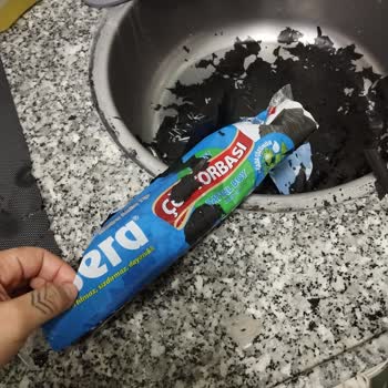 Tesla Plastik Çöp Poşetlerinin Paketinden Parçalanarak Çıkması