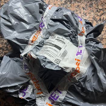 hepsiJET Kargom Açılıp Ürünlerimi Alınıp Geri Bantlanmış.