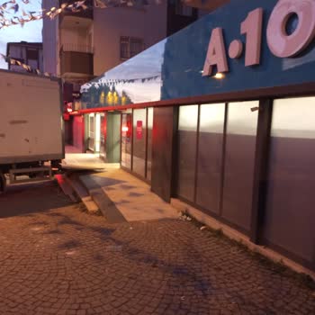 A101 Sevkiyat Kamyonların Kaldırımı Kapatması