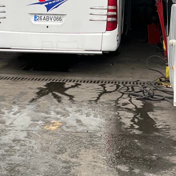 Buzlu Turizm Araç Tamiri İçin Yolcuları Tamirhanede Bekletiyor