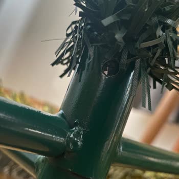 IKEA Yılbaşı Ağacı'ndaki Fabrikasyon Hatalı Metal Ayak Sorunu
