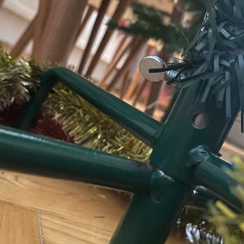 IKEA Yılbaşı Ağacı'ndaki Fabrikasyon Hatalı Metal Ayak Sorunu