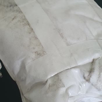 Vivense Kargoya Verilen Yastık Simsiyah Kir İçinde Geldi