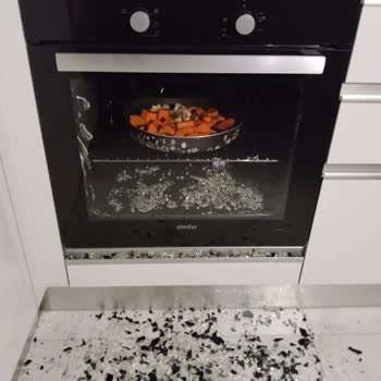 Simfer Fırın Camı Patladı!