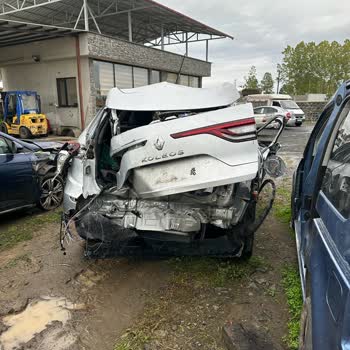 Renault Bu Kadar Ağır Bir Kazaya Rağmen Hiçbir Hava Yastığı Açılmadı