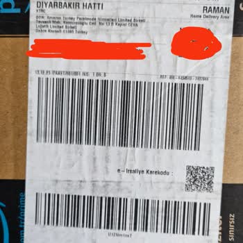 MNG Kargo Delinmiş Kartondan Düşen Parçaları Görmezden Geliyor