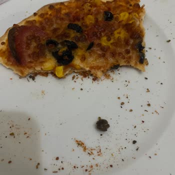 Domino's Pizza Pizzadan Çıkan Zeytin Çekirdeği
