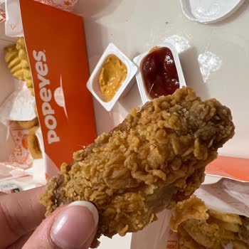 Popeyes Tavuktan Kıl Çıktı