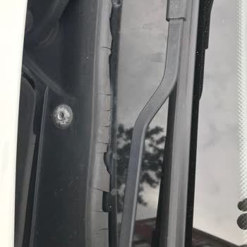 BMW 1.16d Ön Cam Fitil Plastiği