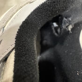 Adidas 2 Haftada Parçalanan Ayakkabıları İade Almıyor