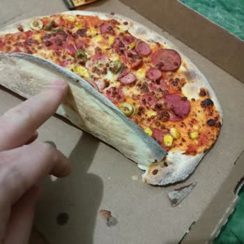 PizzaLazza Kenarları Kurumuş Ve Yanmış