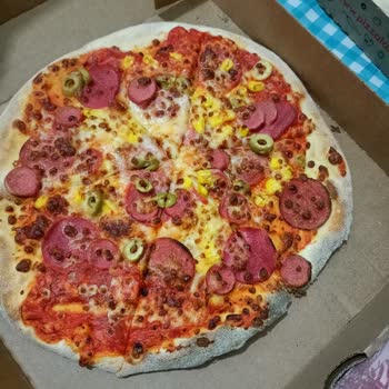 PizzaLazza Kenarları Kurumuş Ve Yanmış