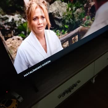 Axen Televizyon Ekranında Kendiliğinden Çizgi Var