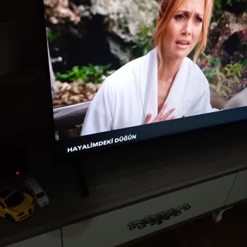 Axen Televizyon Ekranında Kendiliğinden Çizgi Var