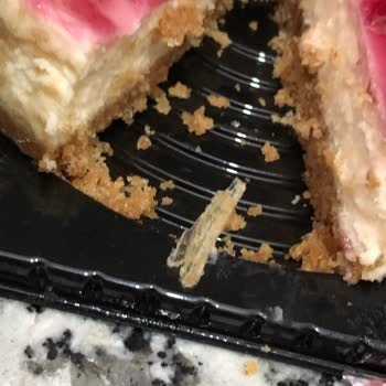 BİM Mağazaları Dondurulmuş Cheesecake İçinde Çıkan Plastik