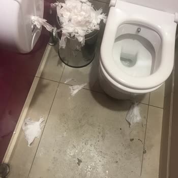 Forum İstanbul AVM WC Kirliliği