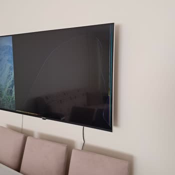 Kullanamadan Ekranı Çatlayan Grundig LED TV